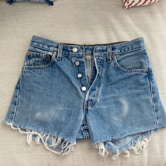 vintage levis jean shorts! size 28 - Picture 2 of 3